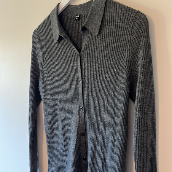 Uniqlo long sleeve sweater - Picture 5 of 11